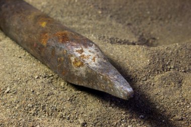 Eski çelik kazayağı kum üzerinde