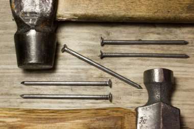 Çekiç ve çivi ahşap arka plan üzerinde