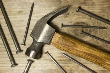 Çekiç ve çivi ahşap arka plan üzerinde