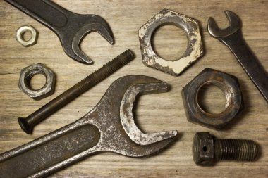 İngiliz anahtarı, somun ve civata ahşap arka plan üzerinde