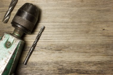 Matkap ve ahşap arka plan üzerinde matkap