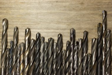 Ahşap arkaplanda sondaj uçları