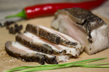 Dilim pastırma ile baharat Kraft kağıt üzerinde.