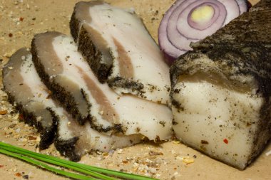 Dilim pastırma ile baharat Kraft kağıt üzerinde.