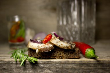 Pastırma ile baharat çavdar ekmeği ile dilim. Kraft kağıt arka planla.