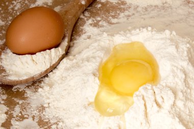 Un ve yumurta ile Bakes tablo.