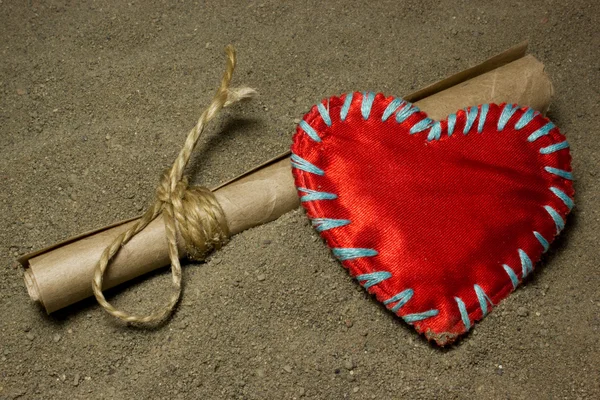 Послание и любовь красного сердца на песке . — стоковое фото