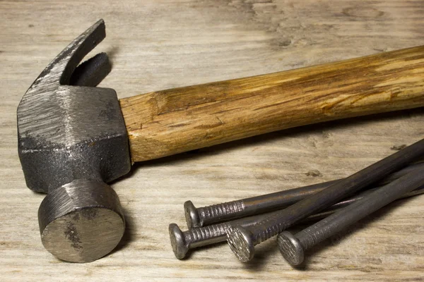 Il martello e chiodi su sfondo di legno — Foto Stock