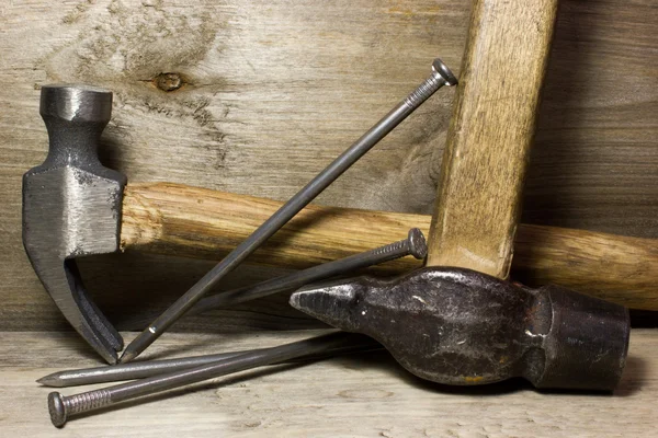 A kalapács és a szögek a fából készült háttér — Stock Fotó