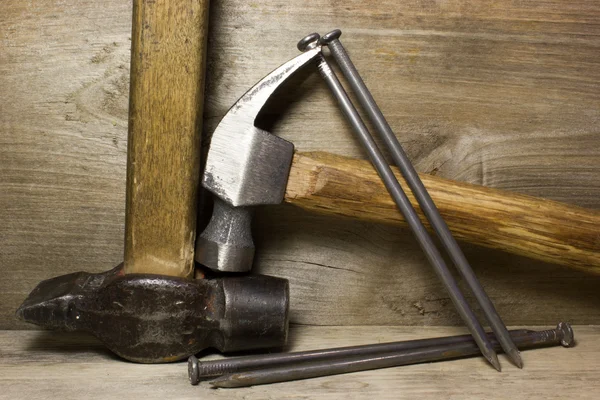 The hammer and nails on wooden background — Stock Photo, Image