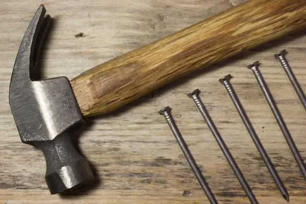 The hammer and nails on wooden background — Stock Photo, Image