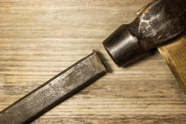 Martello e scalpello su fondo di legno — Foto Stock
