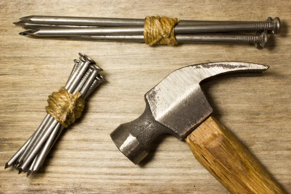 Il martello e chiodi su sfondo di legno — Foto Stock