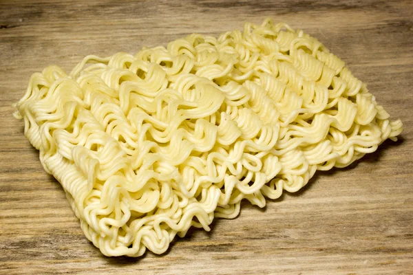 Tagliatelle istantanee su sfondo di legno — Foto Stock