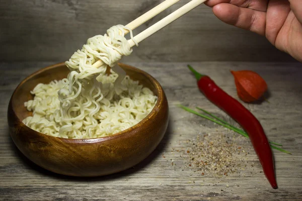 インスタント ラーメンと木製の背景に赤ピーマン — ストック写真