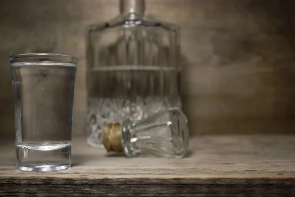 Um copo de vodka na mesa de madeira . — Fotografia de Stock