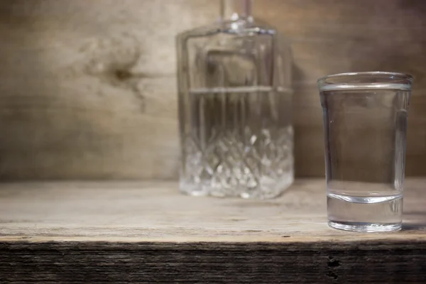 Um copo de vodka na mesa de madeira . — Fotografia de Stock