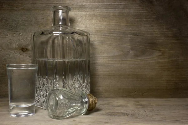 Un verre de vodka sur une table en bois . — Photo