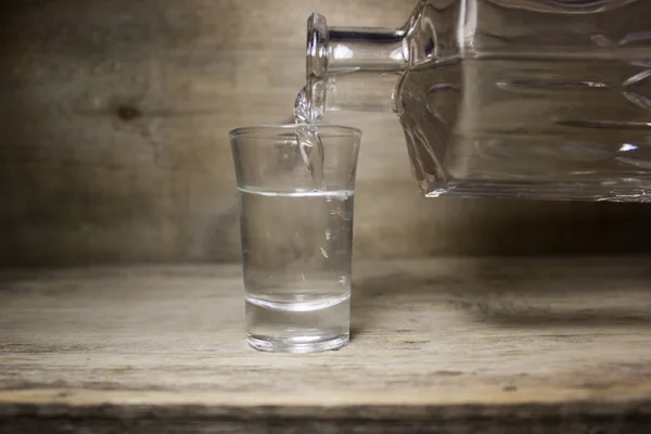 Um copo de vodka na mesa de madeira . — Fotografia de Stock