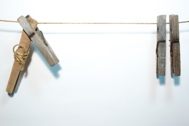 Boş yaprak kağıt üzerinde ahşap mandal