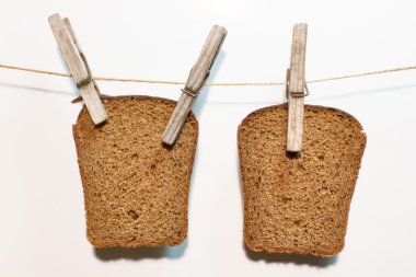 Çavdar ekmeği üzerinde bir ip üzerinde bir ahşap mandal