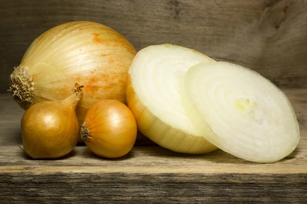 Cipolla su fondo di legno in cucina — Foto Stock