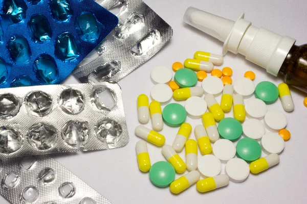 Pillole mediche su sfondo bianco — Foto Stock