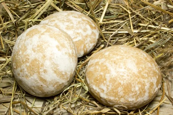 Lebkuchen auf dem Stroh, das Heu auf dem Holzboden — Stockfoto