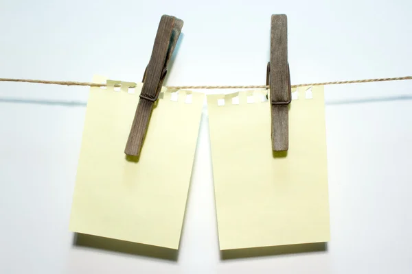 Prázdný list papíru na dřevěný kolíček — Stock fotografie