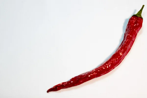 Červená chilli paprika na bílém pozadí — Stock fotografie