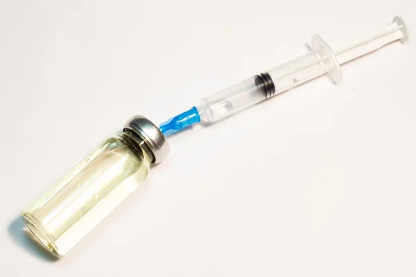 A seringa e ampola sobre um fundo branco — Fotografia de Stock