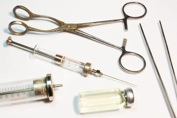 Instrumentos médicos antigos em um fundo branco — Fotografia de Stock