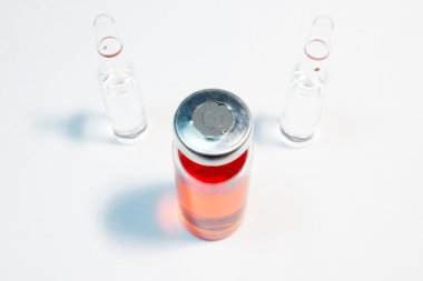 Beyaz bir arka plan üzerinde tıbbi ampül