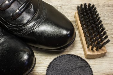Fırça, Ayakkabı Lehçe ve ahşap arka plan üzerinde siyah ayakkabı ayakkabı