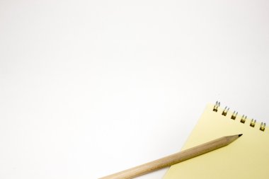 Beyaz arkaplanda defter ve kalem