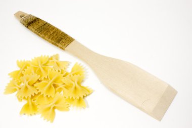 Tahta kaşık ve makarna üzerine beyaz bir arka plan