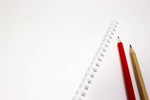 Zápisník a tužka na bílém pozadí — Stock fotografie
