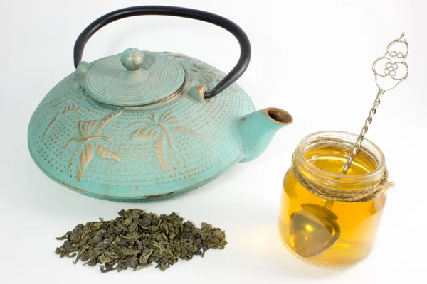 Blaue gusseiserne Teekanne und chinesischer grüner Tee — Stockfoto