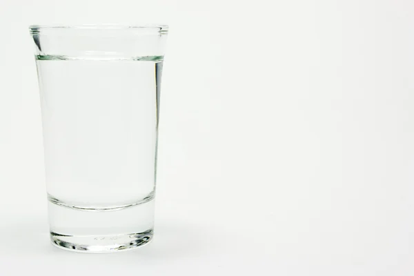 Склянка горілки на білому — стокове фото