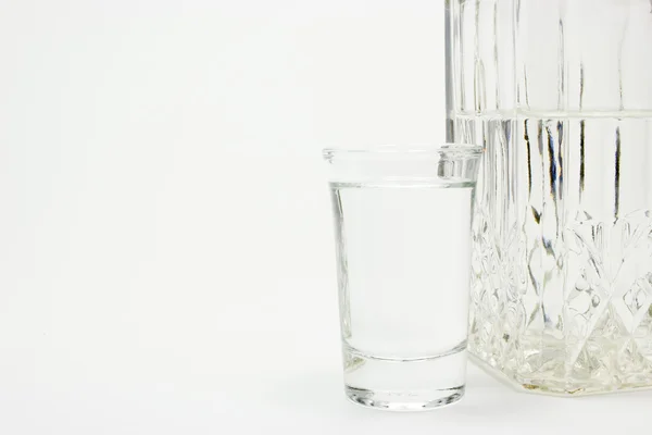 Carafe e vidro de vodka em branco — Fotografia de Stock