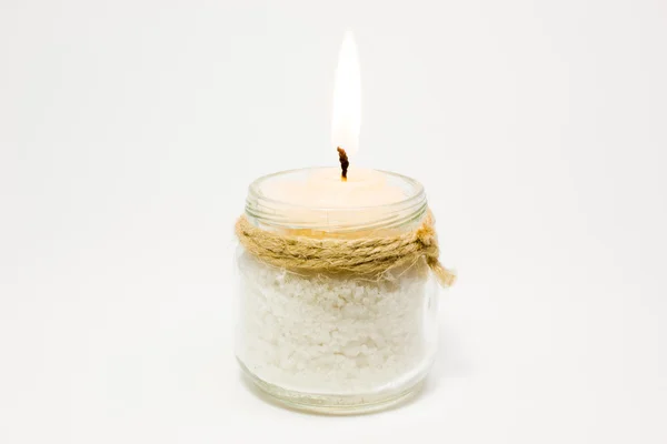 Горящая свеча на белом — стоковое фото