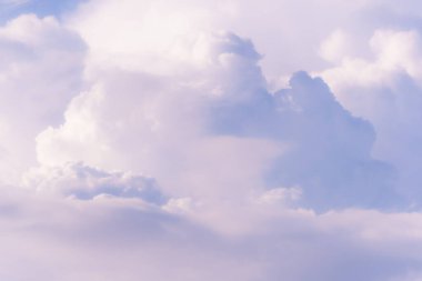 Gün batımında yumuşak pembe bulutlar