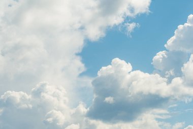 Arkaplan için bulutlu mavi gökyüzü