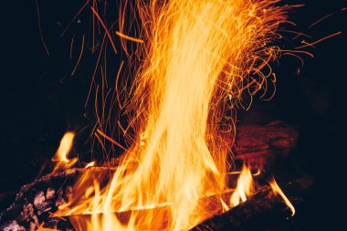 Karanlıktaki ateşten kıvılcımlar. Turist gecesi şenlik ateşi.