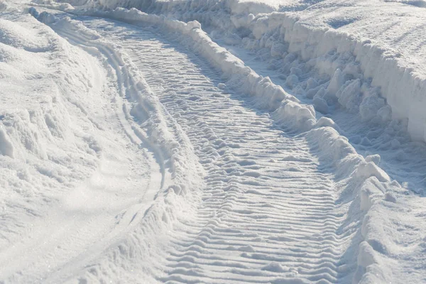 雪地雪地里的雪地移动轨道 一辆雪地越野雪地的扭曲痕迹 — 图库照片