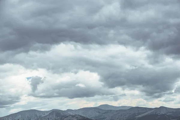 Scenic View Misty Mountain Valley Gentle Hills Overcast Clouds — Stock Photo, Image