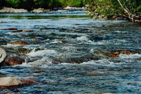 Fluxo Tempestuoso Entre Rochas Rochas Vale Floresta Rio Das Montanhas — Fotografia de Stock