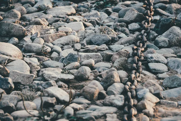 Cadeia Ferro Velha Com Elos Enferrujados Pedras — Fotografia de Stock