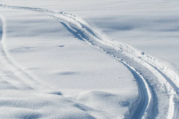 Snowmobile Pályák Mély Hóban Hóval Borított Mezőt Átszelő Hójáró Csavarodásának — Stock Fotó