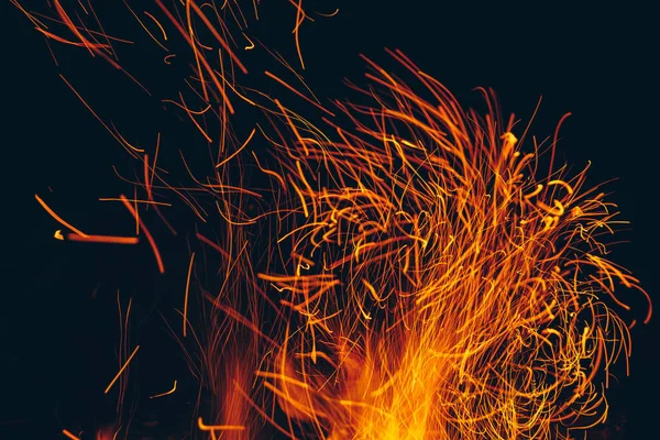黑暗中从火中冒出火花 游客之夜篝火 — 图库照片
